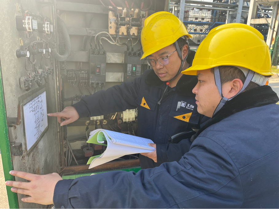 技術(shù)員向程紹斌進(jìn)行技術(shù)指導(dǎo).png 技術(shù)員向程紹斌進(jìn)行技術(shù)指導(dǎo).png