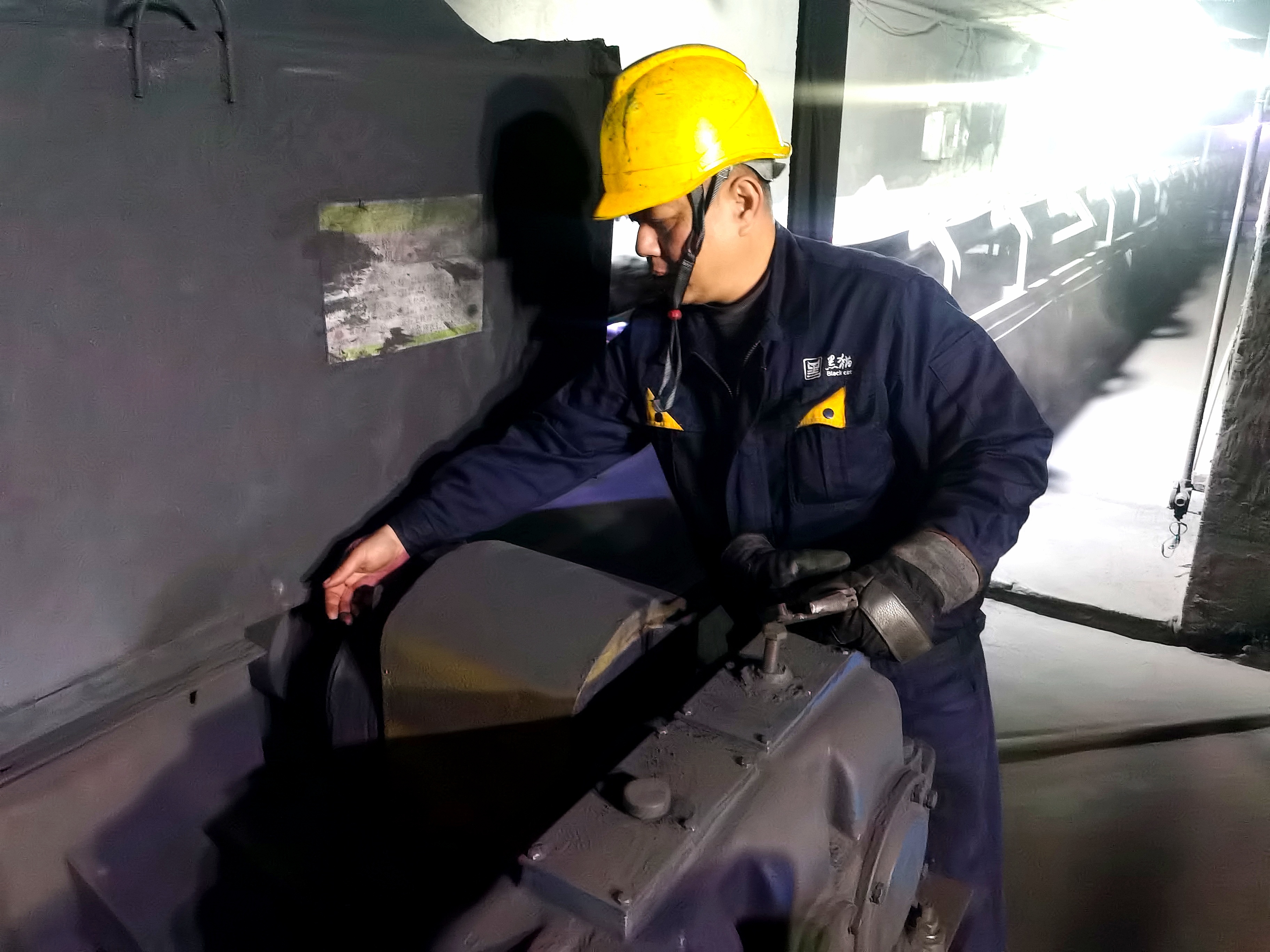 李文勇在巡檢02皮帶頭輪減速機.jpg 李文勇在巡檢02皮帶頭輪減速機.jpg