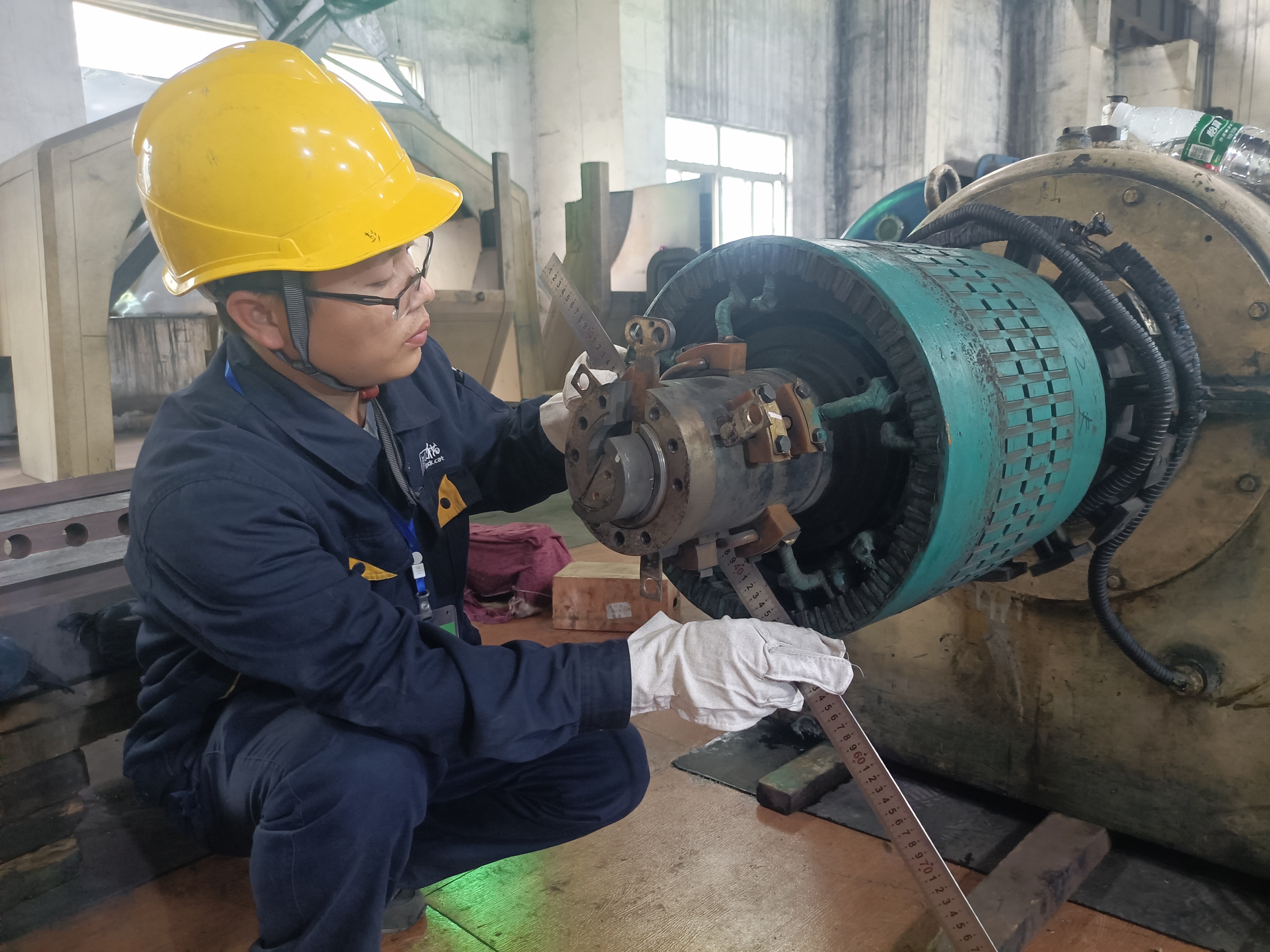 彭偉正將直尺水平放在汽輪機(jī)軸承上測(cè)量各類數(shù)據(jù)_副本.jpg 彭偉正將直尺水平放在汽輪機(jī)軸承上測(cè)量各類數(shù)據(jù)_副本.jpg