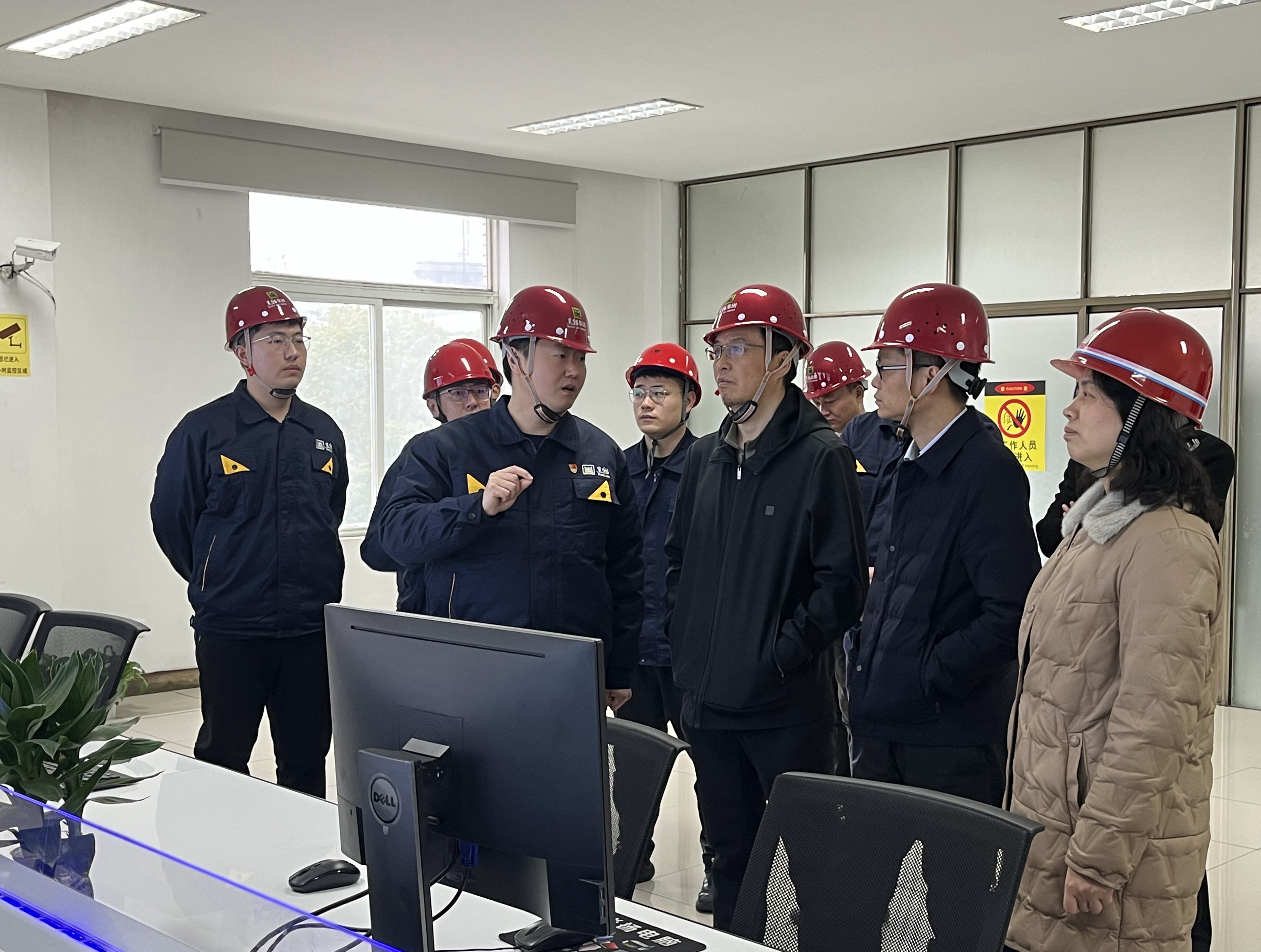 圖1 炭黑5、6號生產(chǎn)線調(diào)控室（集團總部 彭佳敏攝）.jpg