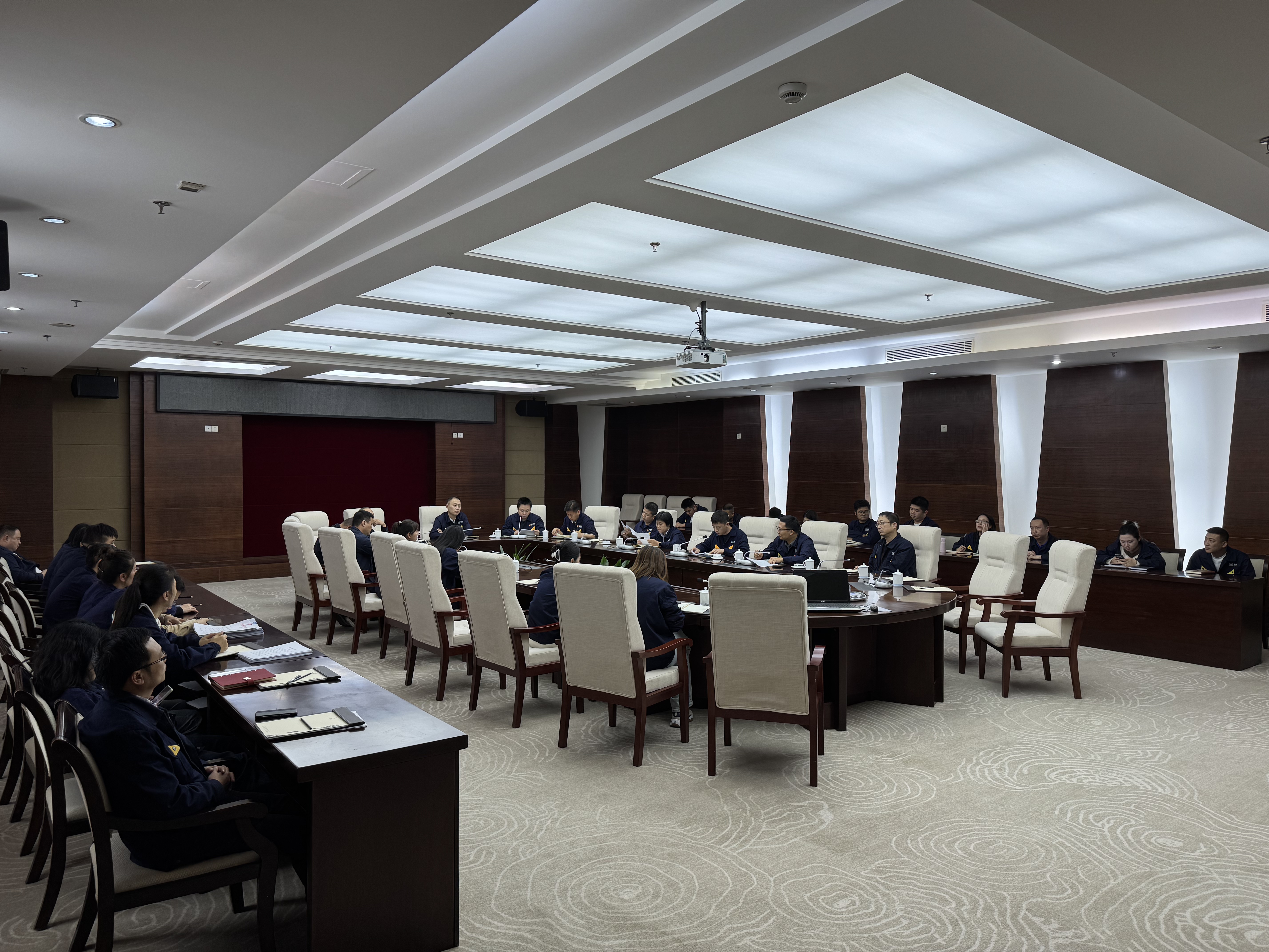 簽訂《廉潔從業(yè)承諾書》.jpg 簽訂《廉潔從業(yè)承諾書》.jpg