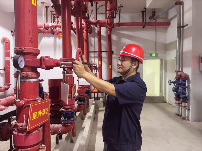 認(rèn)真檢查消防設(shè)施.jpg 認(rèn)真檢查消防設(shè)施.jpg