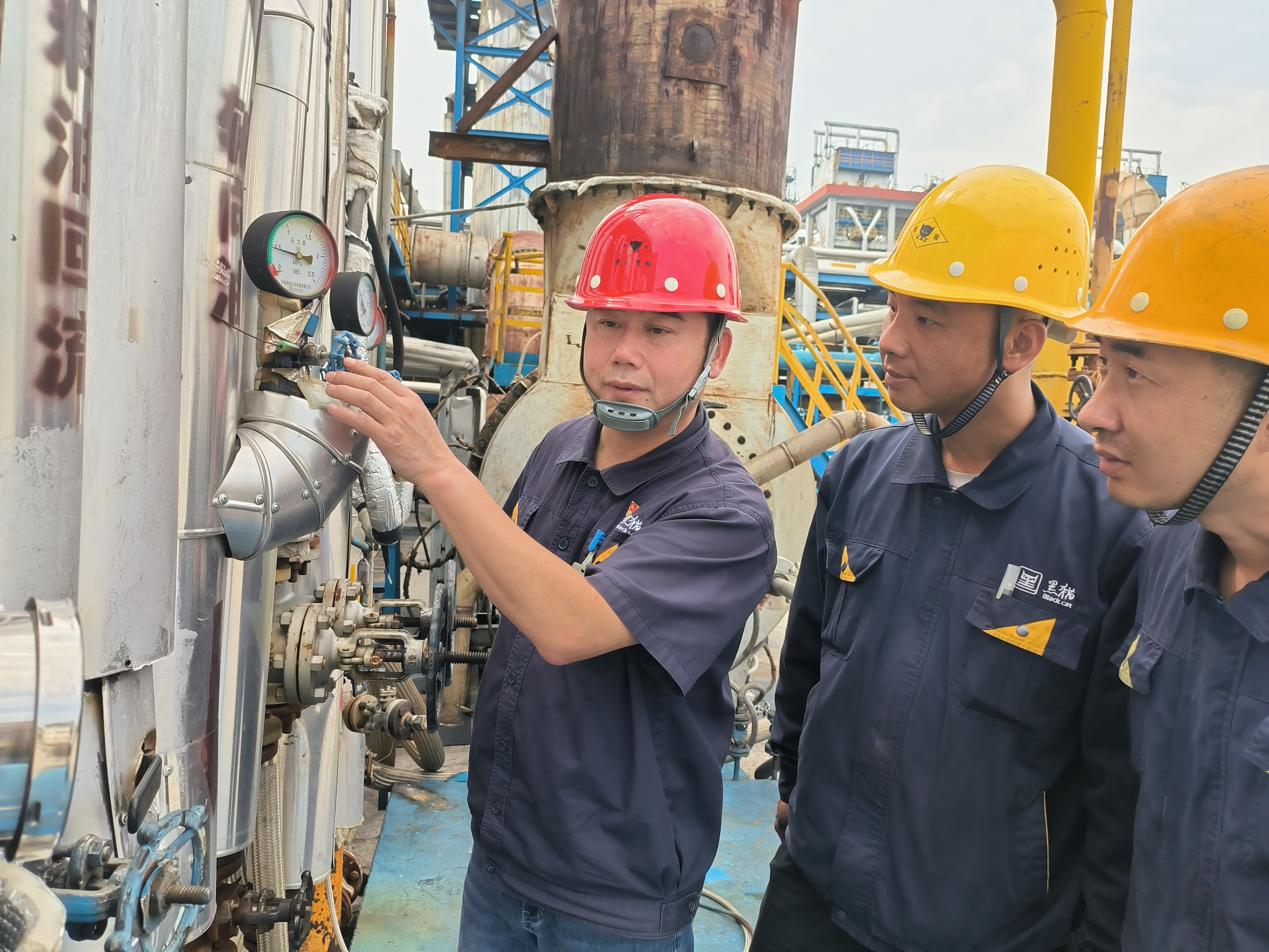 帶領(lǐng)車間骨干解決軸向油流量波動問題.jpg 帶領(lǐng)車間骨干解決軸向油流量波動問題.jpg