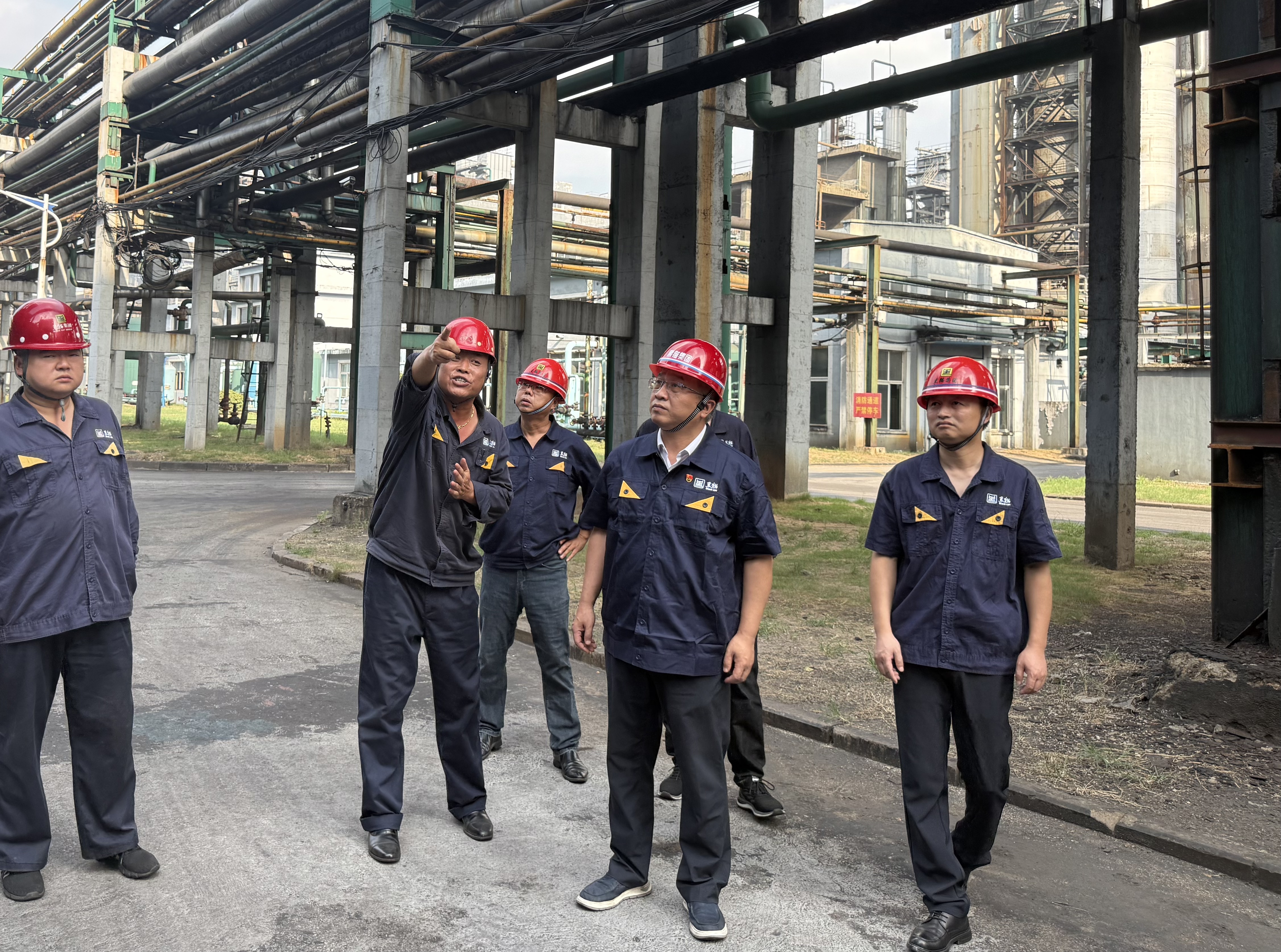 汪羽到一線督導安全生產環(huán)保工作.jpg