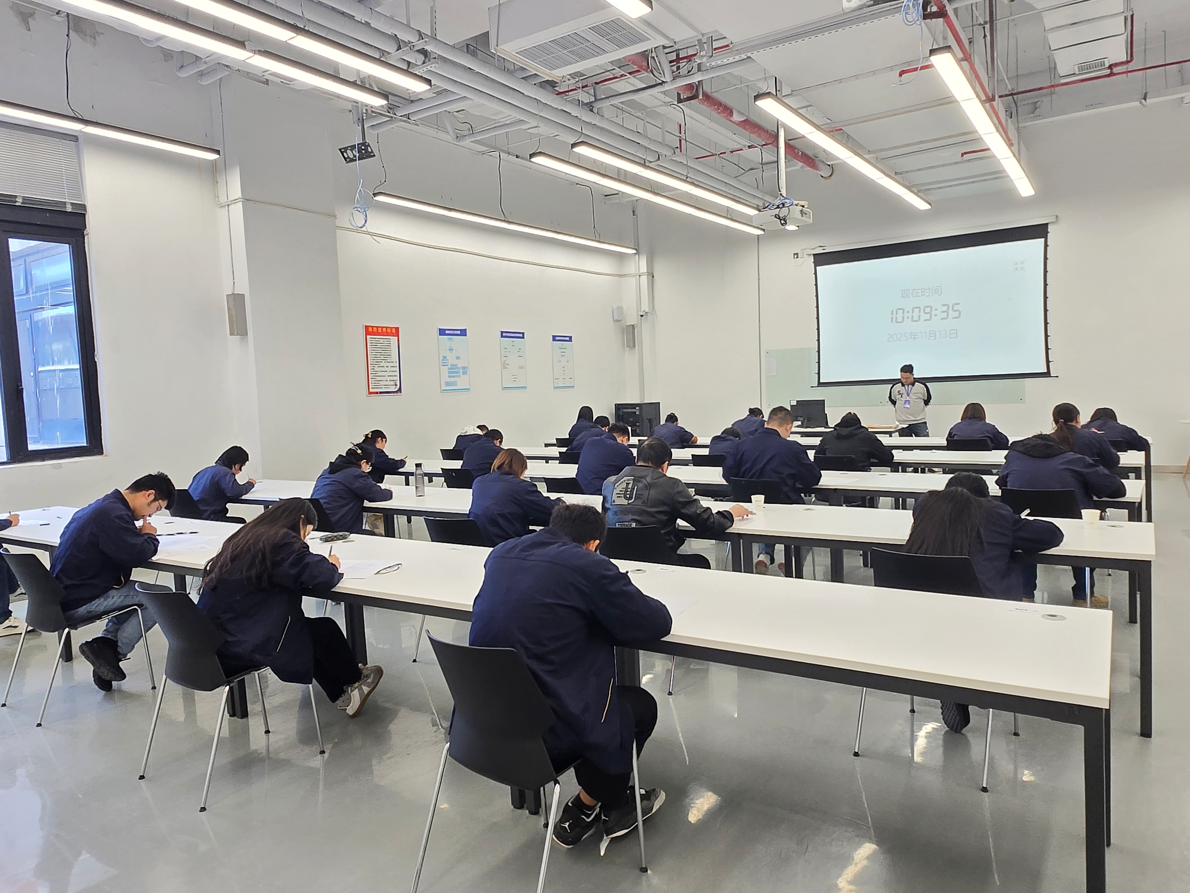 筆試現(xiàn)場01.jpg 筆試現(xiàn)場01.jpg