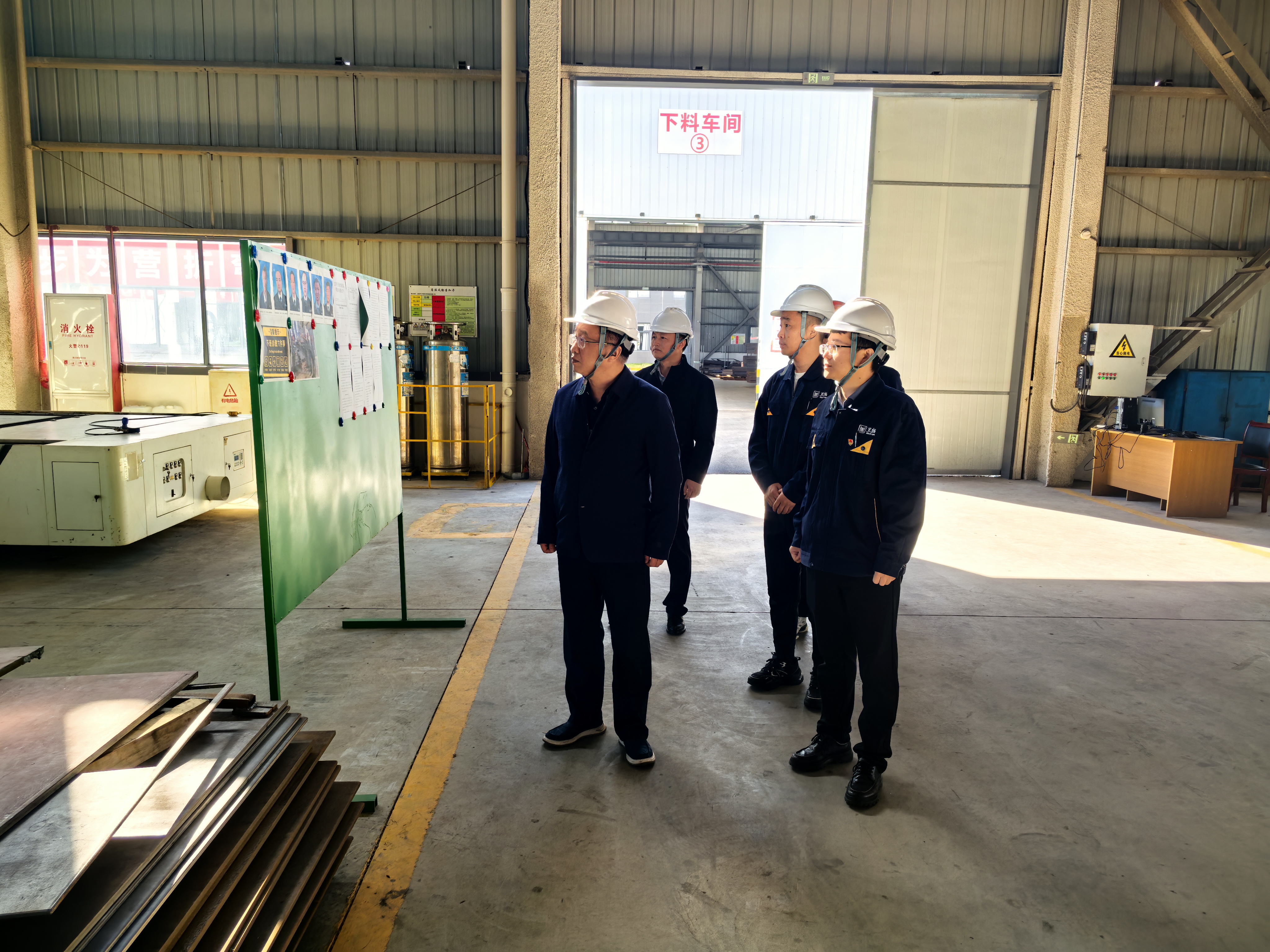 圖2 汪羽督導(dǎo)安全生產(chǎn)現(xiàn)場(chǎng).jpg 圖2 汪羽督導(dǎo)安全生產(chǎn)現(xiàn)場(chǎng).jpg