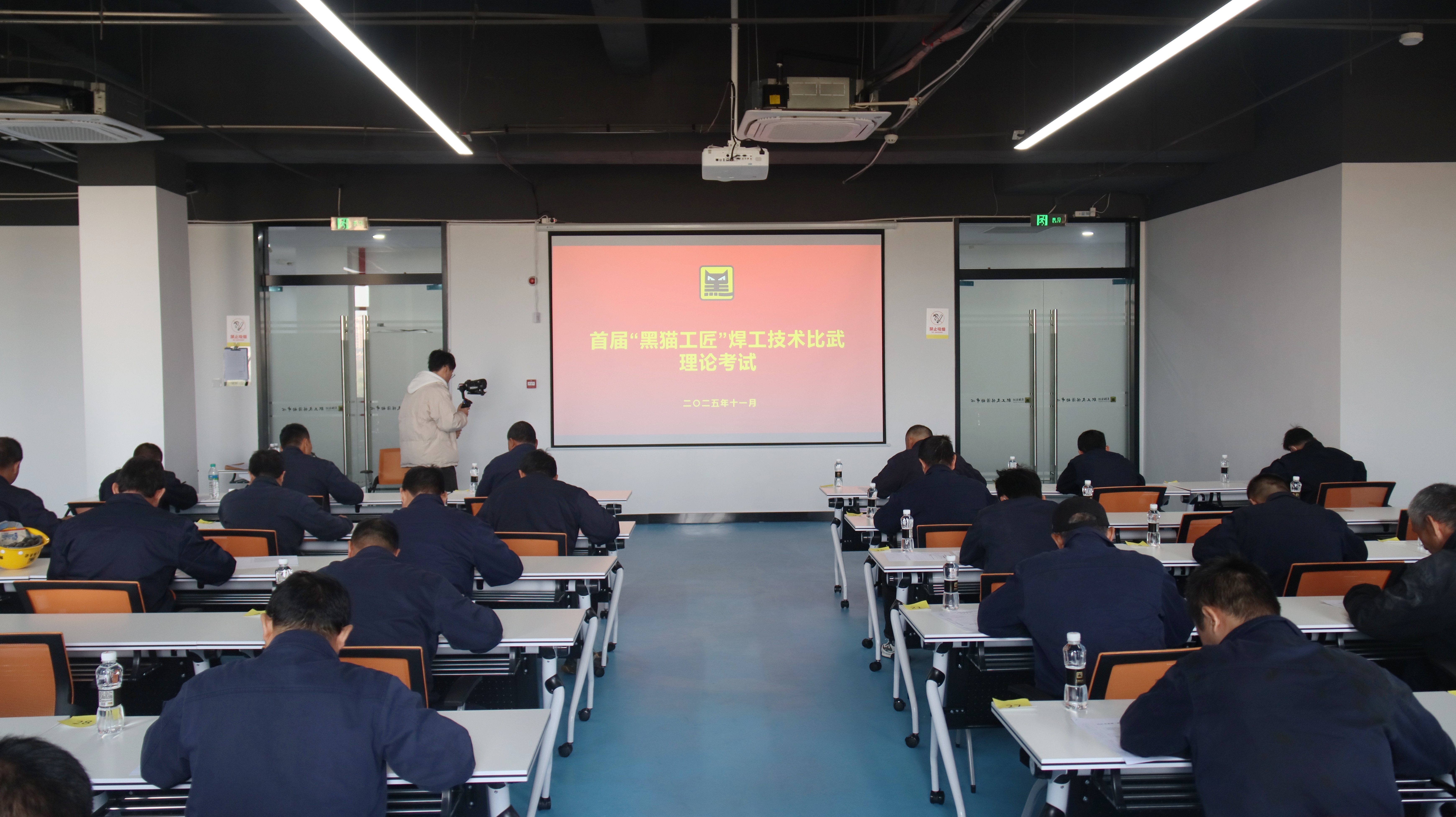 筆試現(xiàn)場(chǎng).jpg 筆試現(xiàn)場(chǎng).jpg