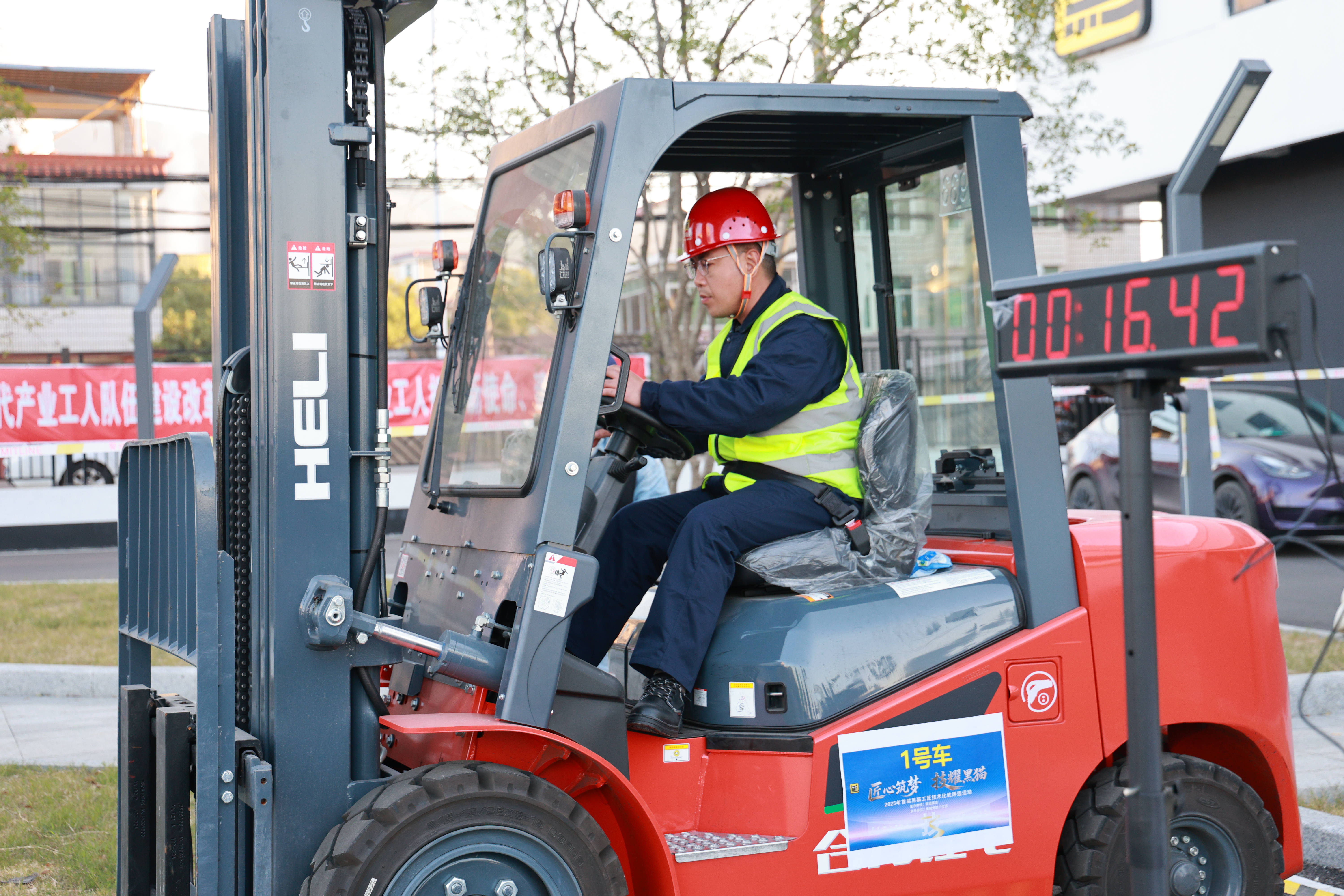 圖4 參賽選手認真比賽.jpg